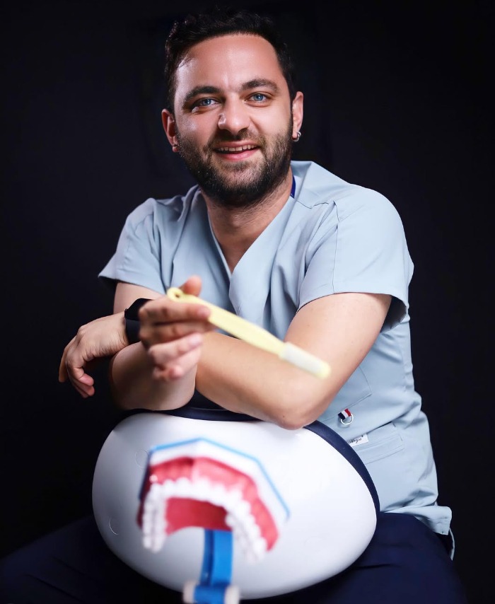 Dt. Ahmet Uğur Balkaş — gülüş tasarımı ve implantoloji uzmanı diş hekimi, Taksim İstanbul