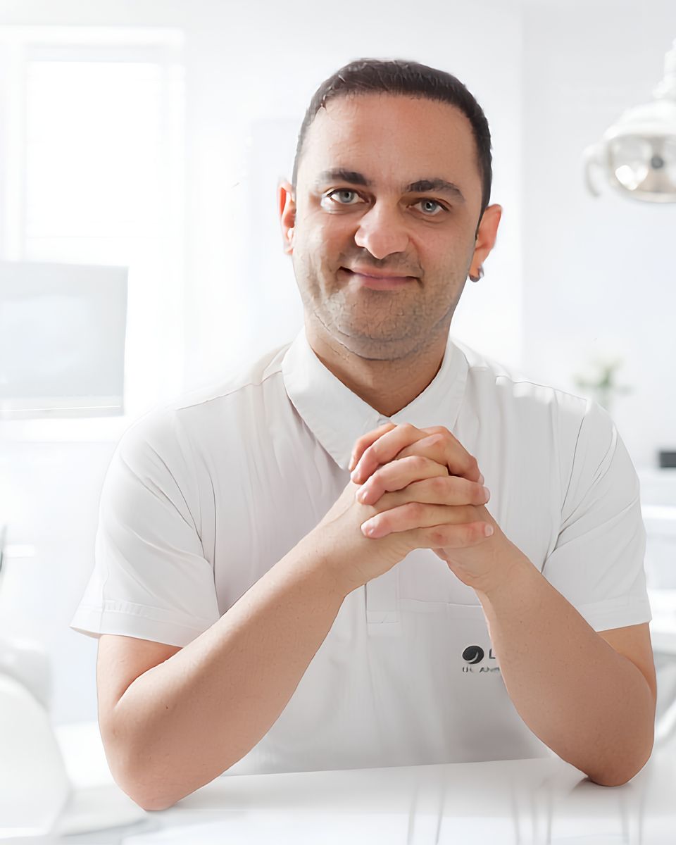 Dt. Ahmet Uğur Balkaş, Loyal Dental Taksim kliniğinde — estetik diş hekimi