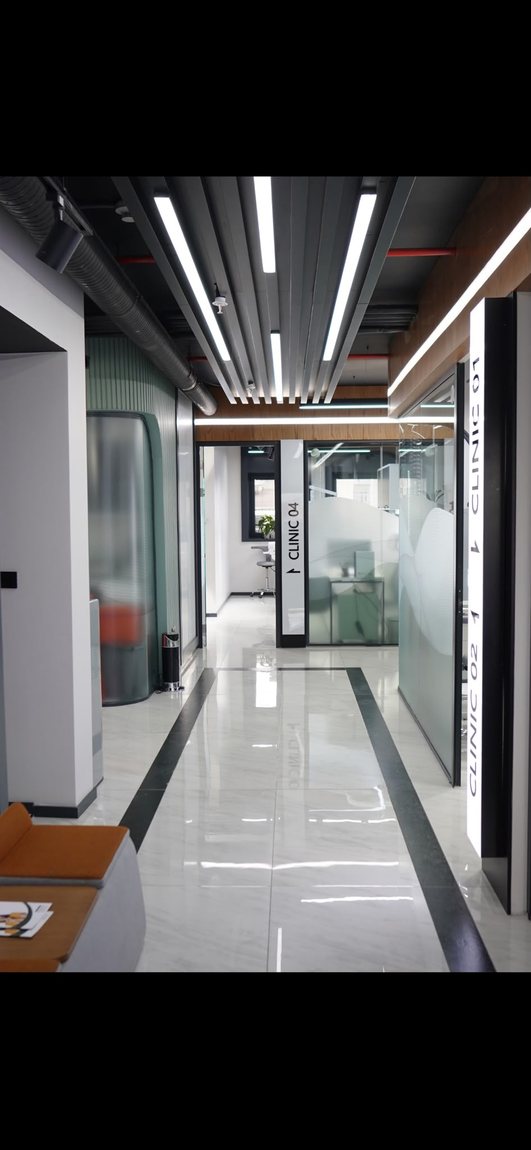 İstanbul Taksim modern diş kliniği koridoru